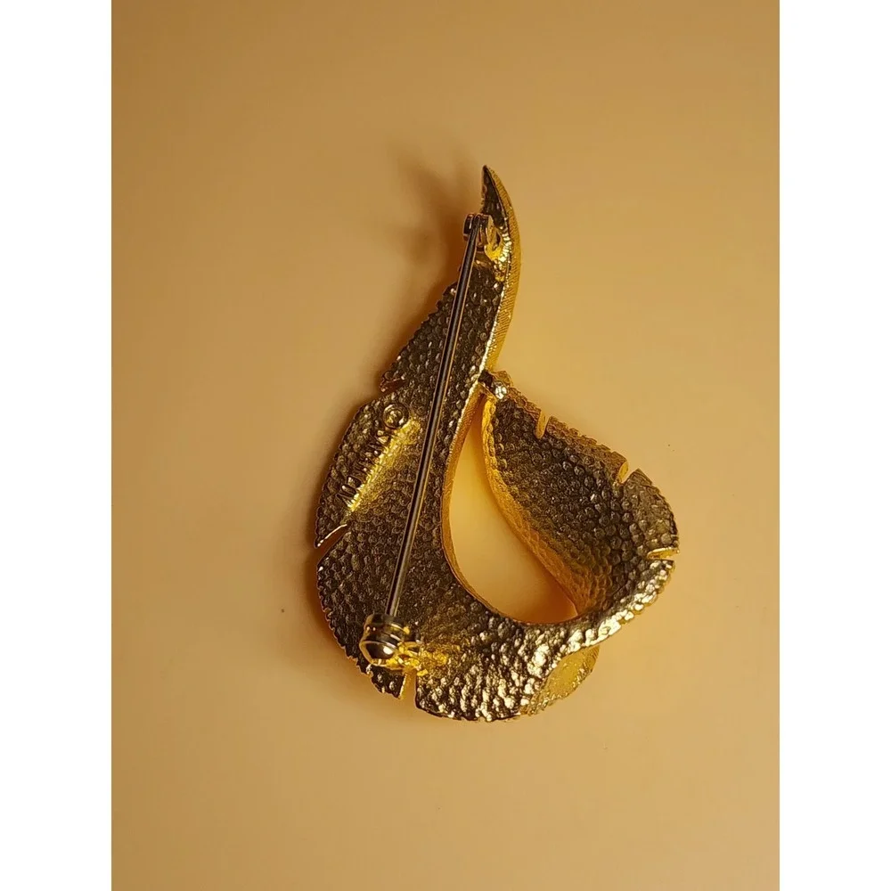 65 Yr Old Vtg SARAH COVENTRY Brooch Pin Brushed‎ Gold Tone Feather Leaf Textured